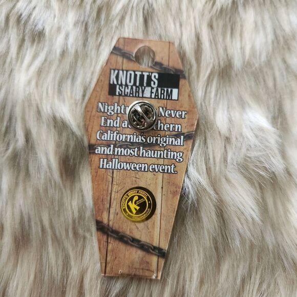 Knott's Scary Farm Coffin Enamel Pin Official Merchandise Brand New in Packaging - Picture 6 of 7
